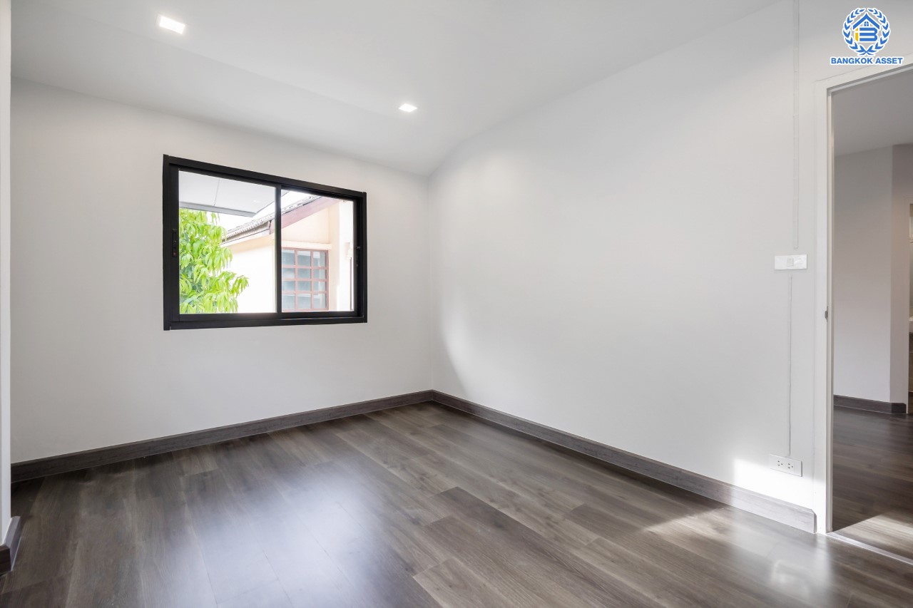 บ้านมือสองตกแต่งใหม่ ม.กฤษดานคร16-17 บรมราชชนนี-พุทธมณฑลสาย3 เนื้อที่ 60 ตร.ว. ฟังก์ชัน 4 ห้องนอน 3 ห้องน้ำ 1 ห้องอเนกประสงค์ จอดรถได้ 2 คัน บนทำเลศักยภาพ เชื่อมต่อเมืองอย่างรวดเร็ว ใกล้ทางคู่ขนานลอยฟ้าบรมราชชนนี ม.มหิดล เซ็นทรัลศาลายา และทางด่วน ฯลฯ...